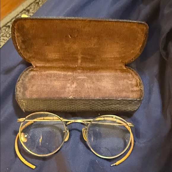 Other - Vintage Gold Round Glasses